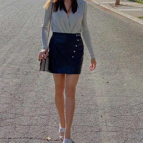 Blank NYC Leather Mini Skirt - Super Stylish! - Picture 3 of 6